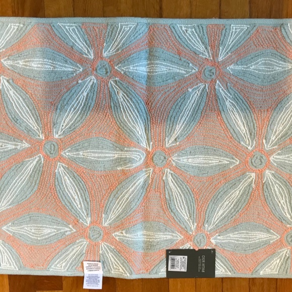 NWT BATH RUG - Picture 3 of 5